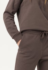 hessnatur BETTERECYCLING SWEATPANTS - Trainingsbroek - dunkelmauve