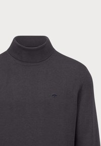 Dunkelgrauer Rollkragenpullover aus glattem Strickstoff, mit einem kleinen blauen Logo auf der Brust sowie geripptem Kragen und Bündchen.