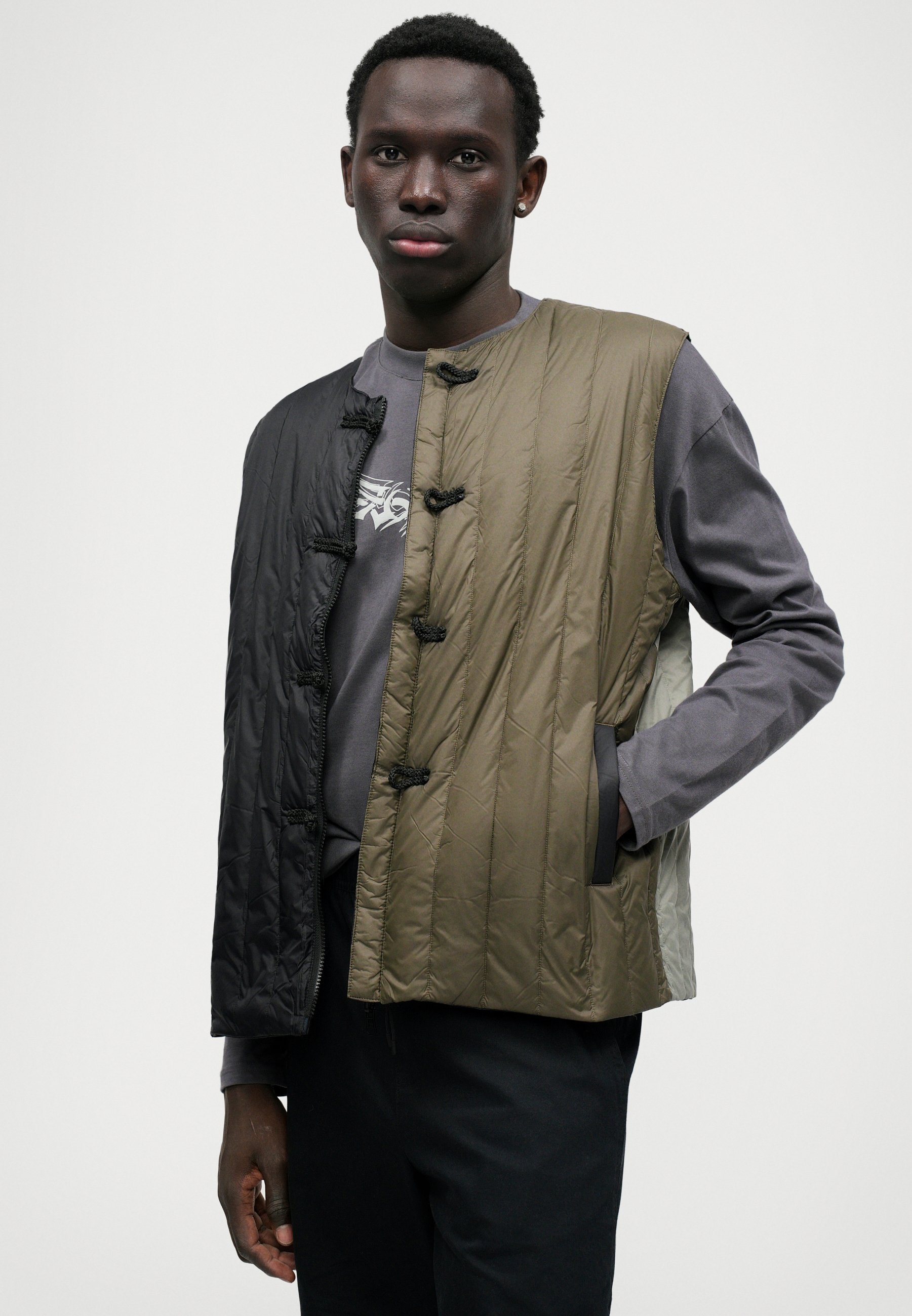 TAION REVERSIBLE CHINA BUTTON UNISEX - Waistcoat - black - Zalando