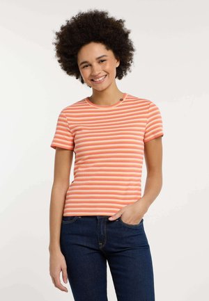 Gestreiftes T-Shirt in Orange- und Hellrosa-Tönen, mit kurzen Ärmeln, rundem Ausschnitt, figurbetontem Design, aus geripptem Stoff. Kombiniert mit dunklen Jeans.