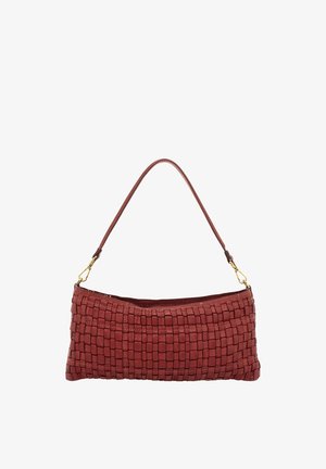 Borsa a tracolla in pelle intrecciata rossa con forma rettangolare strutturata, una tracolla singola e dettagli in metallo dorato. Presenta un motivo testurizzato intrecciato.