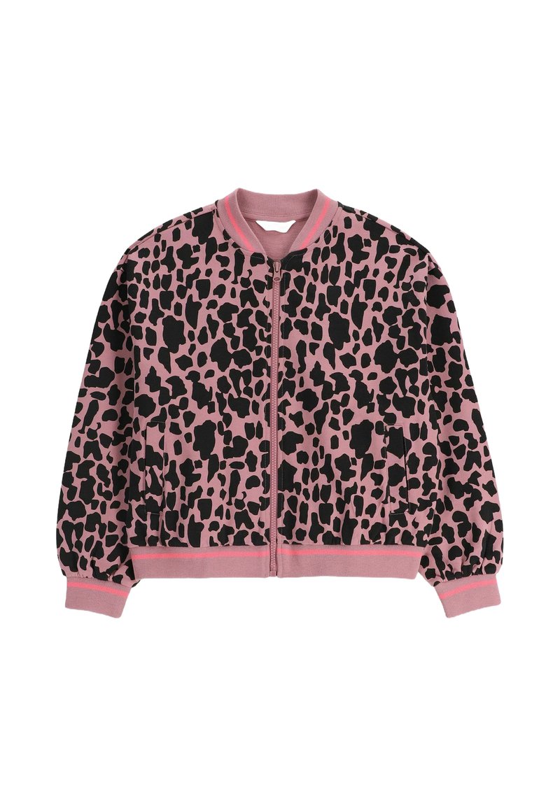 Różowa kurtka bomberka z czarnym wzorem zwierzęcym, z zapięciem na zamek z przodu, ściągaczami na mankietach i w pasie. Miękka tkanina o luźnym kroju.