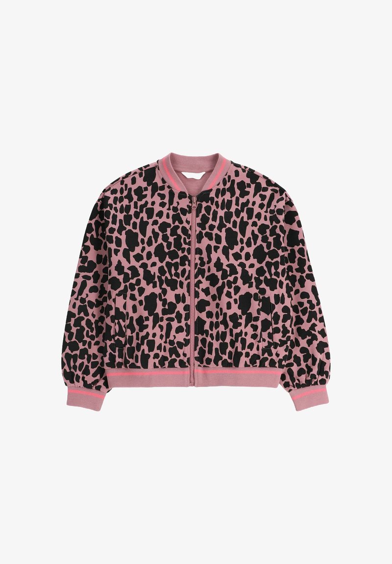 Różowa kurtka bomberka z czarnym wzorem zwierzęcym, z zapięciem na zamek z przodu, ściągaczami na mankietach i w pasie. Miękka tkanina o luźnym kroju.
