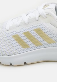 adidas Performance FLUIDUP - Sapatilha de treino - footwear white/sandy beige metallic/white