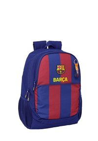 Niebiesko-czerwony plecak w paski z logo FC Barcelona oraz napisem "BARÇA", z wieloma kieszeniami na zamek błyskawiczny i siateczkowymi bocznymi kieszeniami.