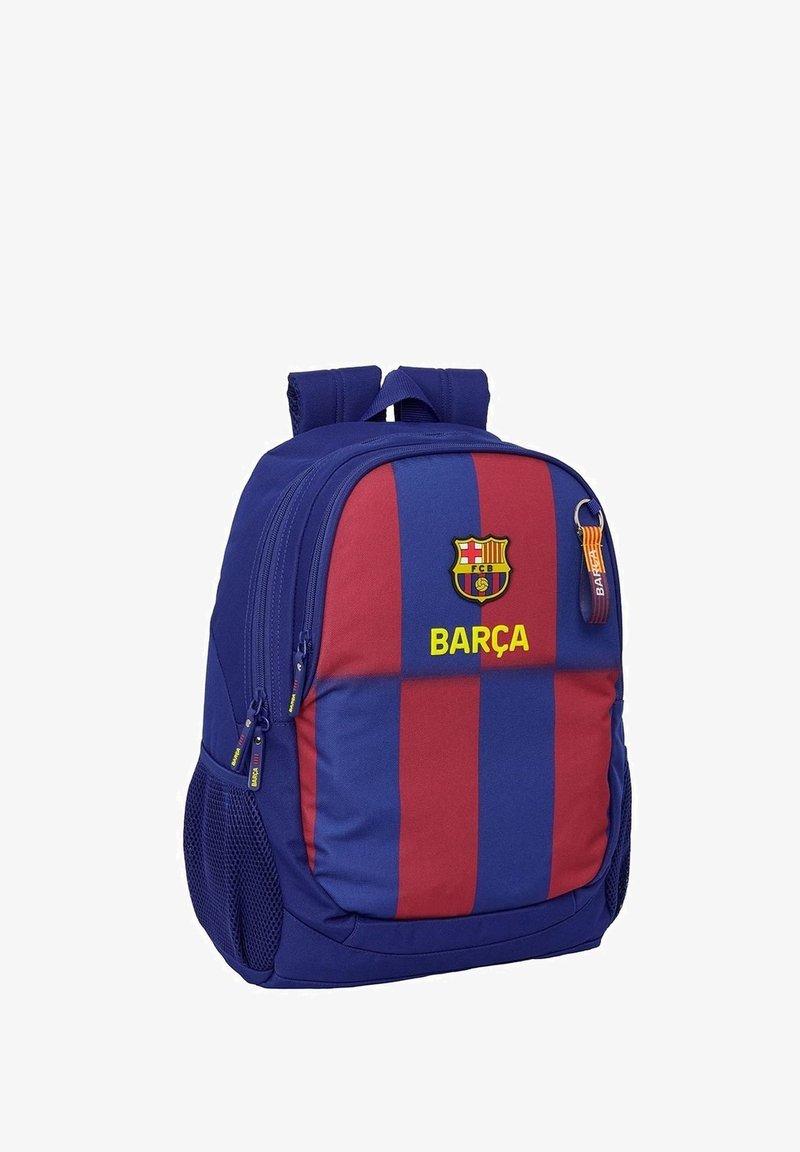 Niebiesko-czerwony plecak w paski z logo FC Barcelona oraz napisem "BARÇA", z wieloma kieszeniami na zamek błyskawiczny i siateczkowymi bocznymi kieszeniami.