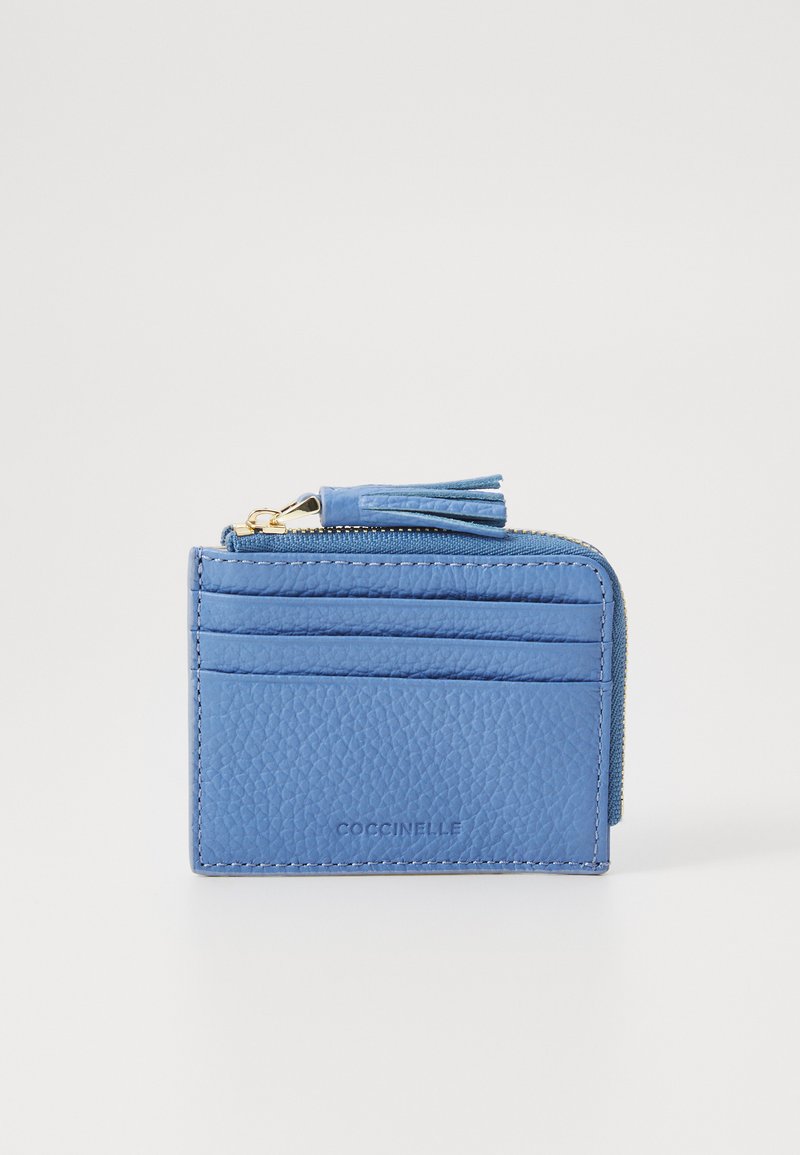 Portafoglio in pelle blu con scomparto con zip, sei slot per carte, superficie testurizzata e logo sottile sul davanti.