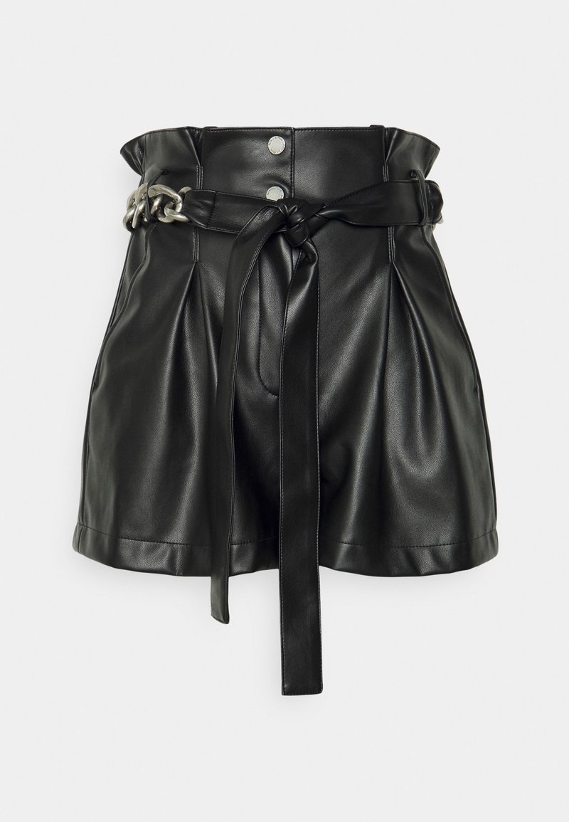 Mini-jupe noire taille haute en simili cuir avec taille paperbag, boutons-pression à l'avant, ceinture nouée et détail de chaîne argentée sur un côté.