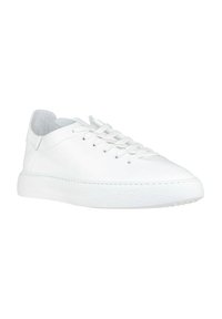 Sneaker bianco in pelle con finitura liscia, punta rotonda e suola in gomma testurizzata. Presenta lacci piatti e un design minimalista.