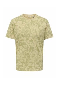 Camiseta de manga corta en verde claro con un sutil patrón floral. Confeccionada con un tejido suave, presenta un escote redondo y un corte relajado.