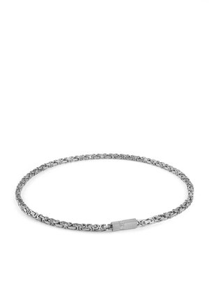 Collier chaîne en argent avec des maillons rectangulaires entrelacés et un fermoir cylindrique texturé sur fond blanc.