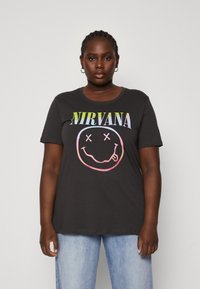 Melna kokvilnas T-krekls ar "NIRVANA" tekstu un smaidošas sejas grafiku iridescējo rozā un zilā krāsā. Īsām piedurknēm un apaļu kakla izgriezumu.