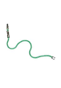 Bracciale in cristallo verde con pietre a taglio ovale, collegate da hardware in argento. Design elegante con chiusura a scatto e texture liscia.