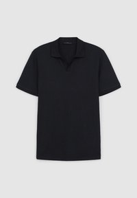 Polo noir à manches courtes, en tissu texturé, avec une petite ouverture en V sans boutons.