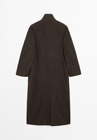 Dlouhý tmavě hnědý vlněný kabát zobrazený zezadu s dlouhými rukávy, vysokým límcem a středním švem na zadní straně s krátkým rozparkem.