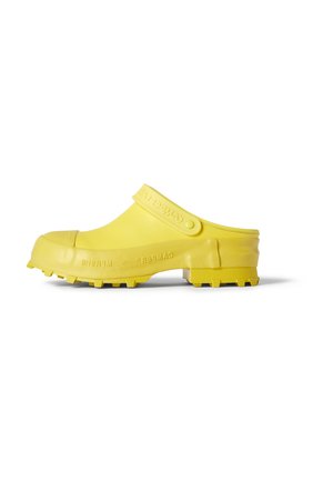 CAMPERLAB Clogs - gelb