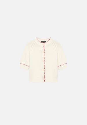 Cardigan bébé en maille crème avec bordure rose cousue le long de la ligne de boutons, de l'encolure et des manches, comprenant cinq boutons et des manches courtes.