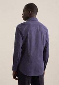 Camicia blu navy in tessuto liscio, con un motivo a rombi in blu chiaro e rosso, dotata di colletto classico e polsini con bottoni.