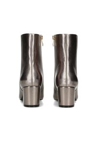 Botas de tobillo de bronce metálico con tacón grueso y cremallera trasera, vistas desde la parte trasera sobre un fondo blanco.