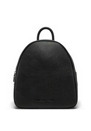 Sac à dos en cuir noir texturé avec dessus arrondi et une seule poignée, design minimaliste et marquage embossé subtil près de la base.