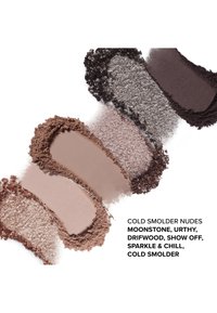 Poederoogschaduw in verschillende neutrale tinten: bruin, taupe, grijs en zwart, met matte en glanzende afwerkingen, geregeld in swatches.