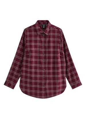 Camisa a cuadros burdeos de manga larga, con cierre de botones y diseño con cuello. Presenta un patrón de cuadros blancos y negros sobre una tela suave.