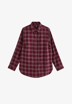 Camisa a cuadros burdeos de manga larga, con cierre de botones y diseño con cuello. Presenta un patrón de cuadros blancos y negros sobre una tela suave.