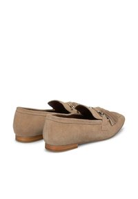 Mocassini in suede color sabbia con suola piatta, dotati di una frangia decorativa e dettagli in hardware argento sul davanti. Design corto e arrotondato.
