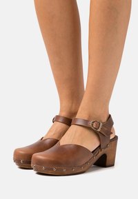 Sanita - SOLAIMA  - Clogs - brown Miniatyrbild 1