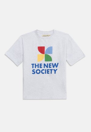 Lysegrå T-shirt med korte ærmer med en farverig firedelt form og blå tekst med "THE NEW SOCIETY" foran.