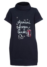 Královsky modré krátké šaty s vysokým límcem, zdobené bílým textem a grafickými motivy zimních vzorů a ozdobnou mašlí.