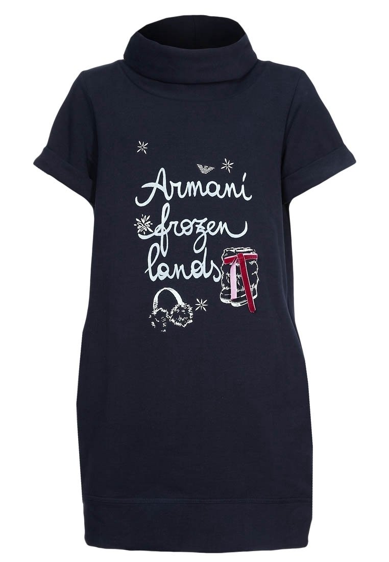 Královsky modré krátké šaty s vysokým límcem, zdobené bílým textem a grafickými motivy zimních vzorů a ozdobnou mašlí.