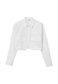 Chemise blanche courte en tissu lisse, avec un devant à boutons, des manches longues et deux poches avant. Le col ajoute une structure.