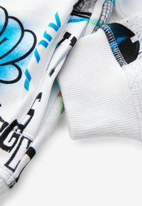 Next CONTROLLER GRAPHIC - Collegepaita - white blue all over graffiti print
