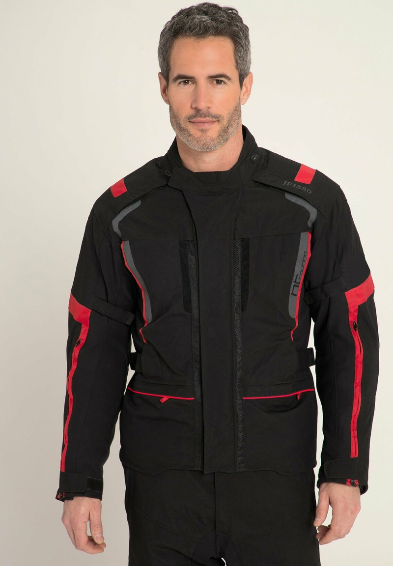 Schwarze Motorradjacke mit roten Akzenten und reflektierenden Details, ausgestattet mit einem Reißverschluss, mehreren Taschen und verstellbaren Riemen. Leichtes Material.