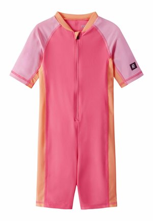 Dziecięcy strój kąpielowy z krótkim rękawem w kolorze różowym i brzoskwiniowym, z zamkiem błyskawicznym z przodu, kontrastowymi panelami bocznymi oraz małą naszywką z logo na rękawie.