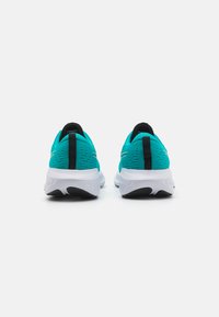 Baskets de sport turquoise avec une tige en mesh respirant, des accents noirs et une semelle blanche rembourrée avec une adhérence à motifs.