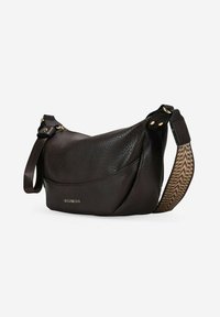Bolso de hombro de cuero marrón oscuro con forma curva, superficie texturizada, acentos en hardware dorado y una correa con patrón. Logo de la marca visible.