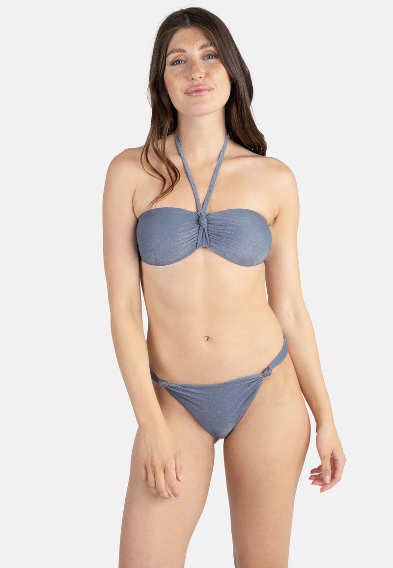 Ensemble bikini en tissu bleu texturé. Haut bandeau avec détail de nœud à l'avant et lien à nouer autour du cou. Bas avec un design à nœud latéral.