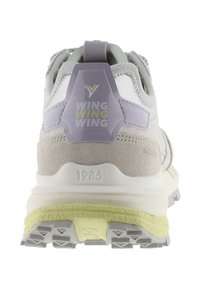 Scarpe WING con una combinazione di colore grigio e viola chiaro, dotate di un tallone in suede, logo impresso e suola testurizzata per una migliore trazione.