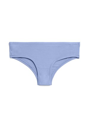 Lichtblauwe katoenen slip met een zachte textuur, lage taille, brede elastische band en een minimalistisch ontwerp. Geen zichtbare patronen of accenten.