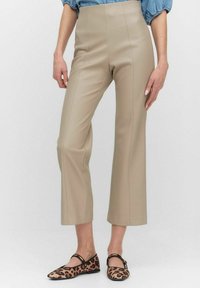 Beige, hooggeknipte, op maat gemaakte broeken met een gladde textuur en cropped wijde pijpen, gecombineerd met bruin en zwart leopardenprint ballerina's.
