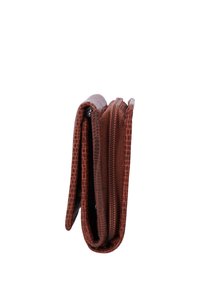 Braune Lederbrieftasche mit strukturiertem Muster, gefaltet und mit einem Reißverschlussfach vor weißem Hintergrund.