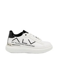 Sneaker bianca con accenti neri, dotata di una tomaia in pelle liscia, punta tondeggiante e dettaglio metallico sulla suola. Logo "ALV" stampato sul lato.