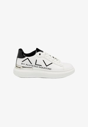 Baskets blanches avec accents noirs, présentant une tige en cuir lisse, un bout rond et un détail métallique sur la semelle. Logo "ALV" imprimé sur le côté.