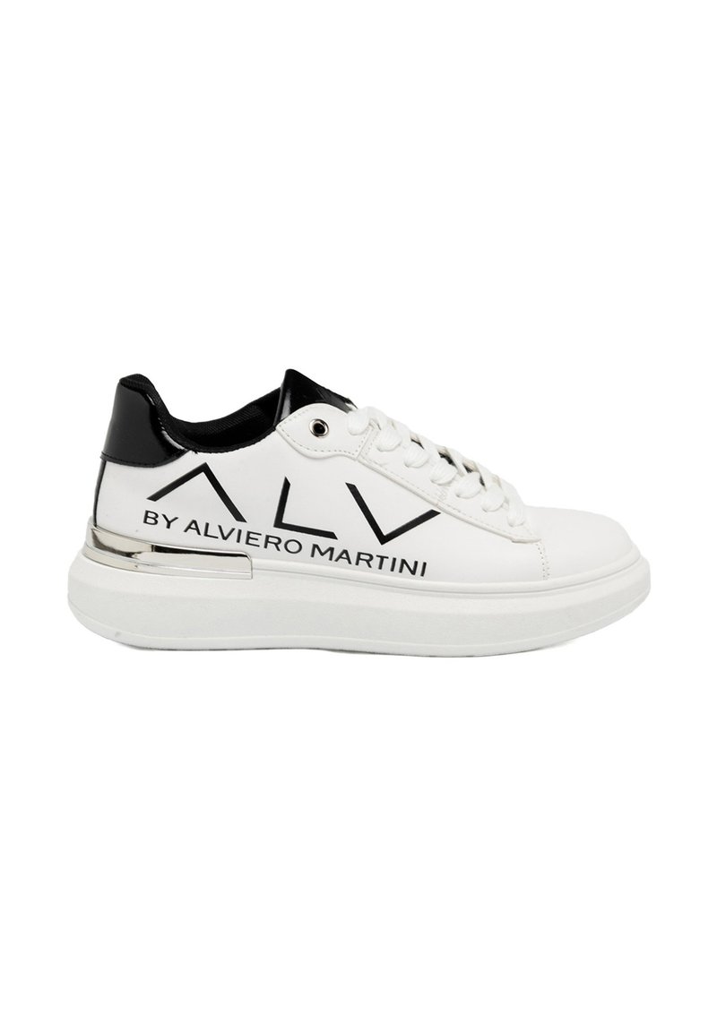 Sneaker bianca con accenti neri, dotata di una tomaia in pelle liscia, punta tondeggiante e dettaglio metallico sulla suola. Logo "ALV" stampato sul lato.