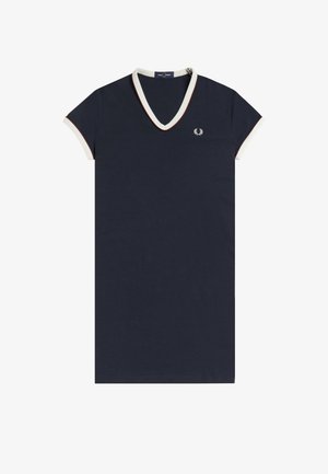 Robe bleu marine à col en V et manches courtes, avec un liseré blanc et rouge sur le col et les manches, ainsi qu'un petit logo blanc brodé sur la poitrine.