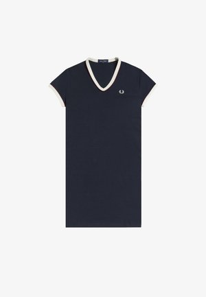 Robe bleu marine à col en V et manches courtes, avec un liseré blanc et rouge sur le col et les manches, ainsi qu'un petit logo blanc brodé sur la poitrine.