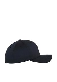 Svart baseballcap med buet skjerm, strukturert krone og ventilasjonsåpninger. Laget av teksturert stoff med en glatt overflate.