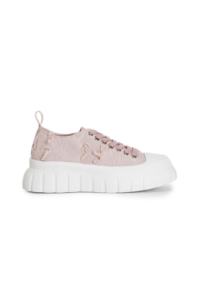 Zapatillas de tela rosa con suela blanca gruesa, con acentos texturizados, punta redonda y cordones rosas. Lengüeta en el talón para un fácil calzado.